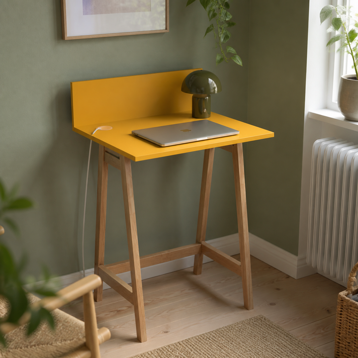 gul LUKA-skrivebord med kabelåbning og forhøjet bagpanel