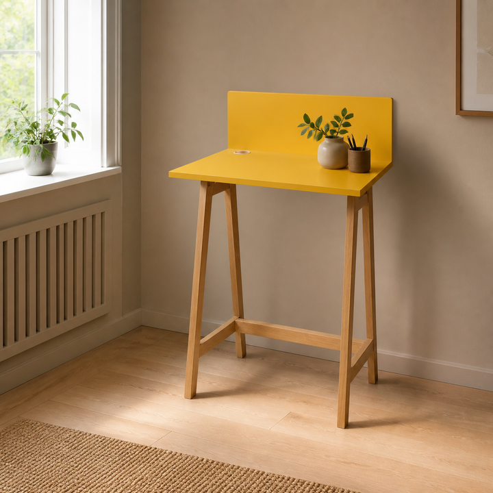 gul LUKA-skrivebord set fra en anden vinkel i hjemmekontoret