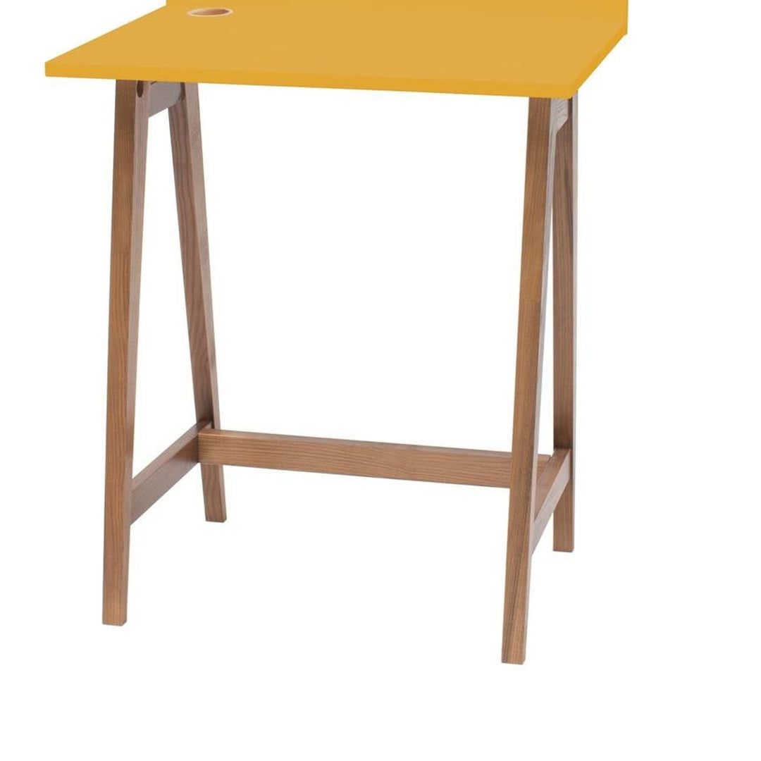 Detalje af gul MDF-bordplade og ben i asketræ