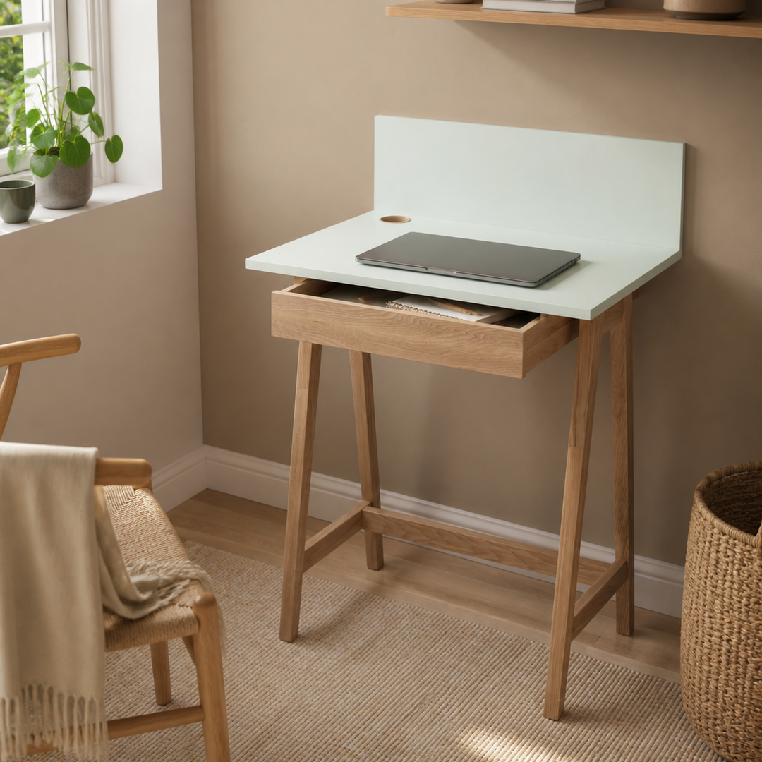 mintgrøn LUKA-skrivebord på 65 cm i beboet dansk hjemmekontor