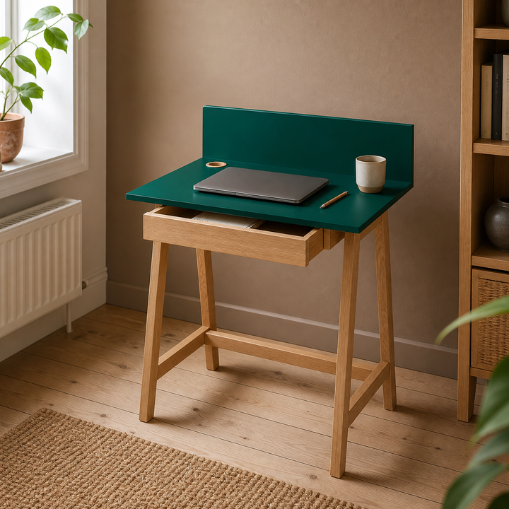 havgrøn LUKA-skrivebord på 65 cm i beboet dansk hjemmekontor