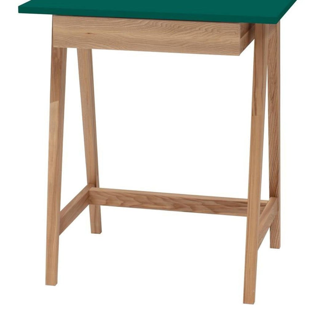 Detalje af havgrøn MDF-bordplade og ben i asketræ