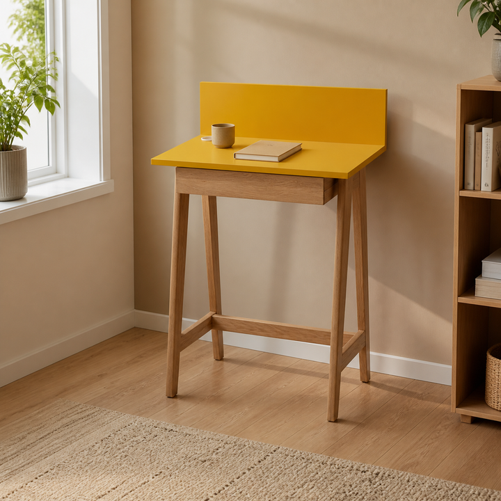 gul LUKA-skrivebord set fra en anden vinkel i hjemmekontoret