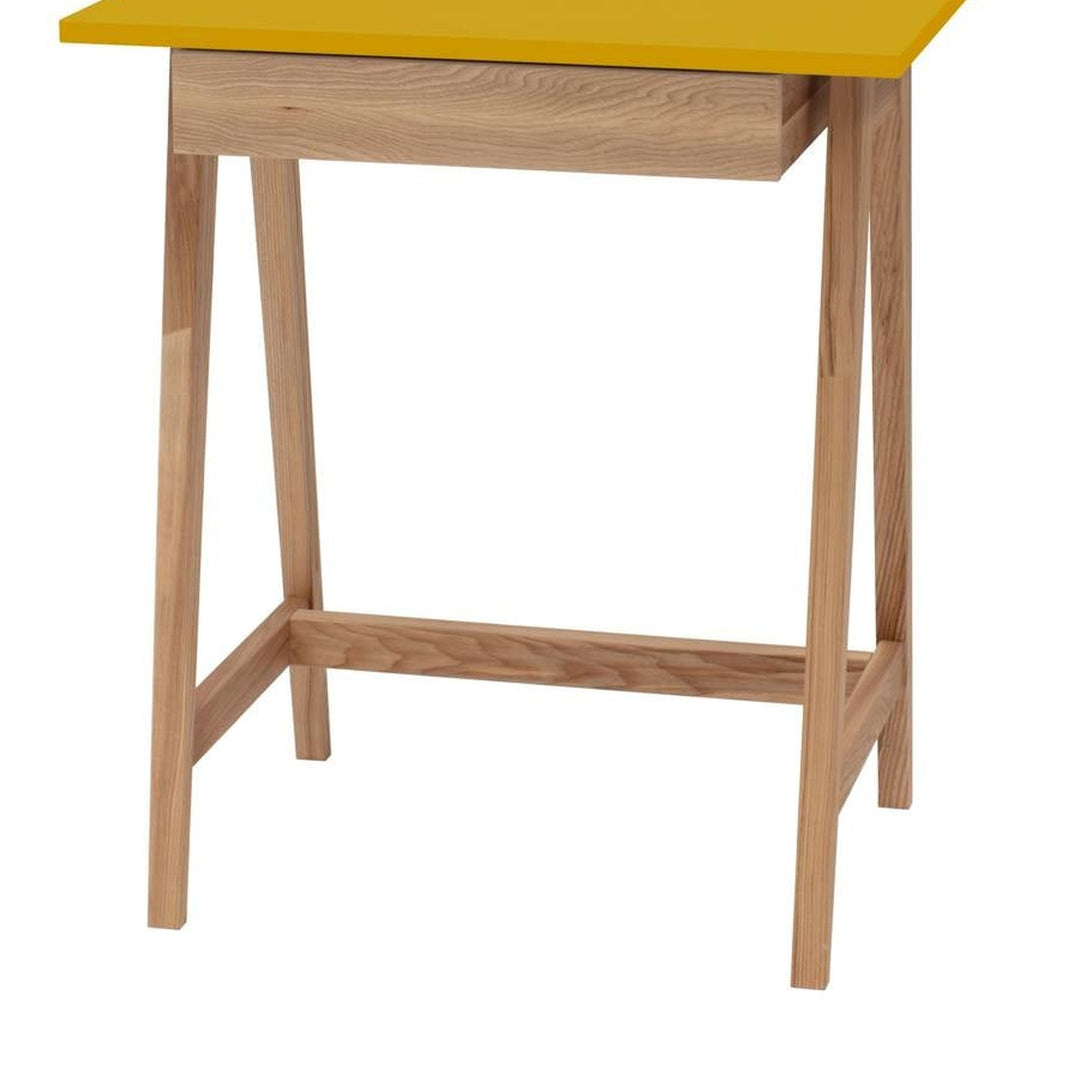 Detalje af gul MDF-bordplade og ben i asketræ
