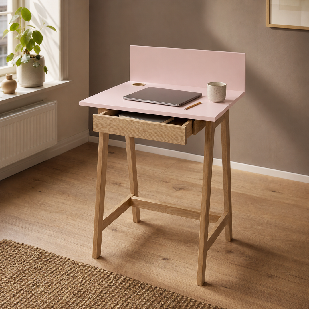 støvet pink LUKA-skrivebord på 65 cm i beboet dansk hjemmekontor