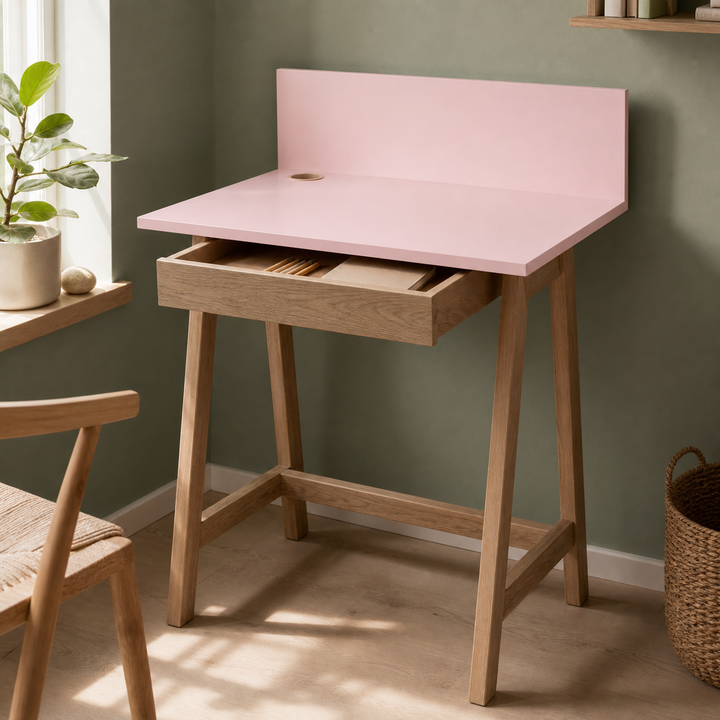 støvet pink LUKA-skrivebord med åben træskuffe