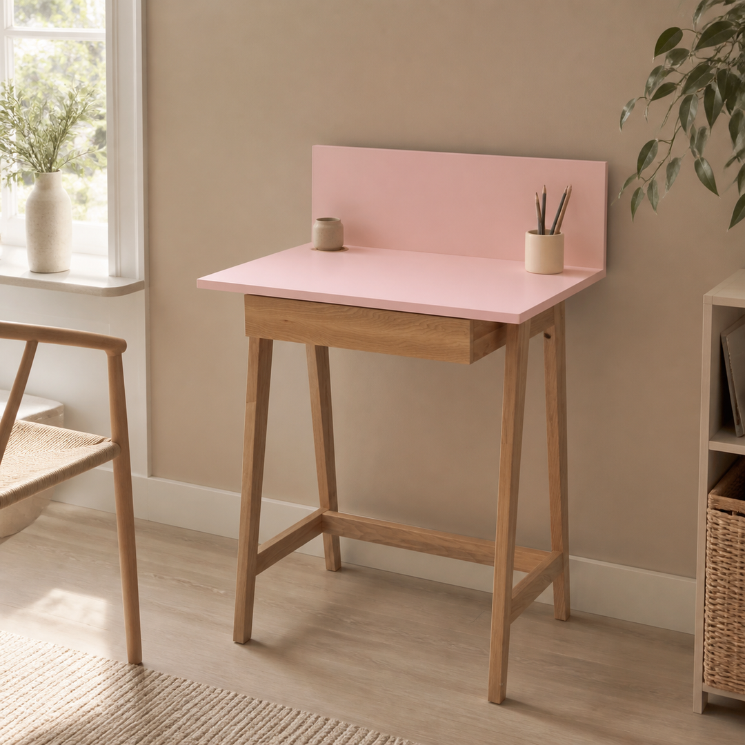 støvet pink LUKA-skrivebord set fra en anden vinkel i hjemmekontoret