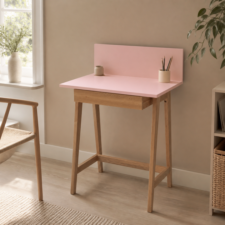 støvet pink LUKA-skrivebord set fra en anden vinkel i hjemmekontoret