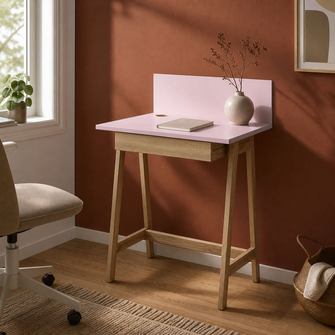 støvet pink LUKA-skrivebord i varmt sent eftermiddagsdagslys