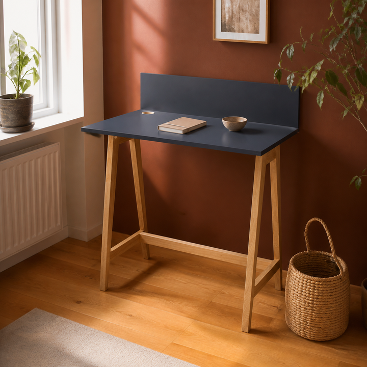 grafit LUKA-skrivebord i varmt sent eftermiddagsdagslys