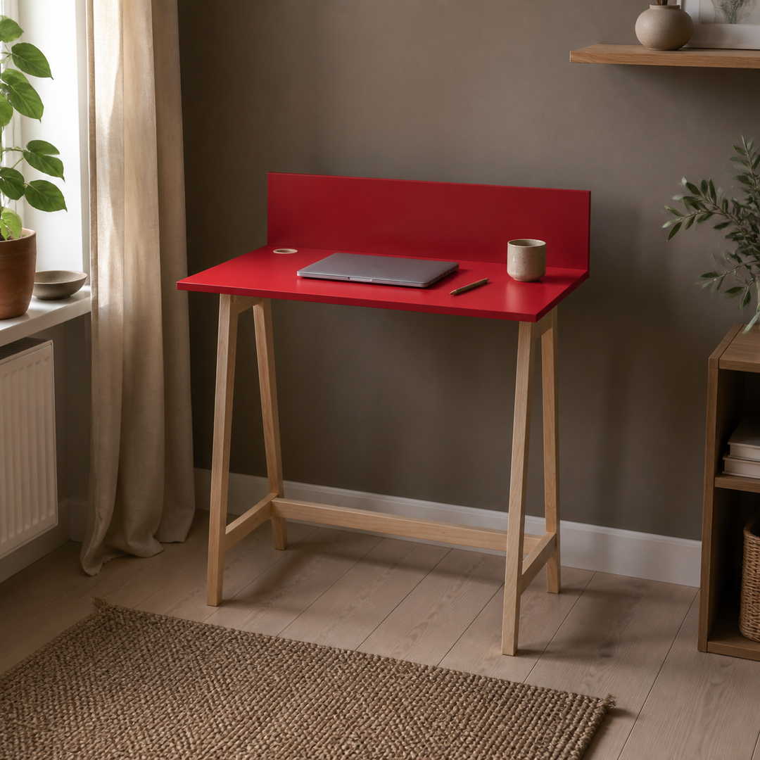 rød LUKA-skrivebord på 85 cm i beboet dansk hjemmekontor