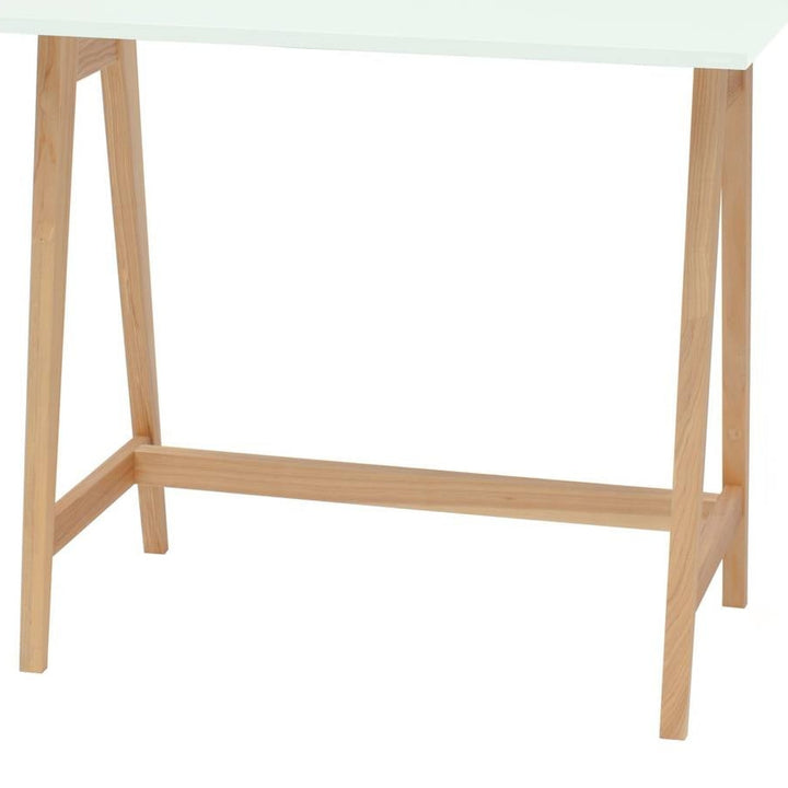 Detalje af mintgrøn MDF-bordplade og ben i asketræ