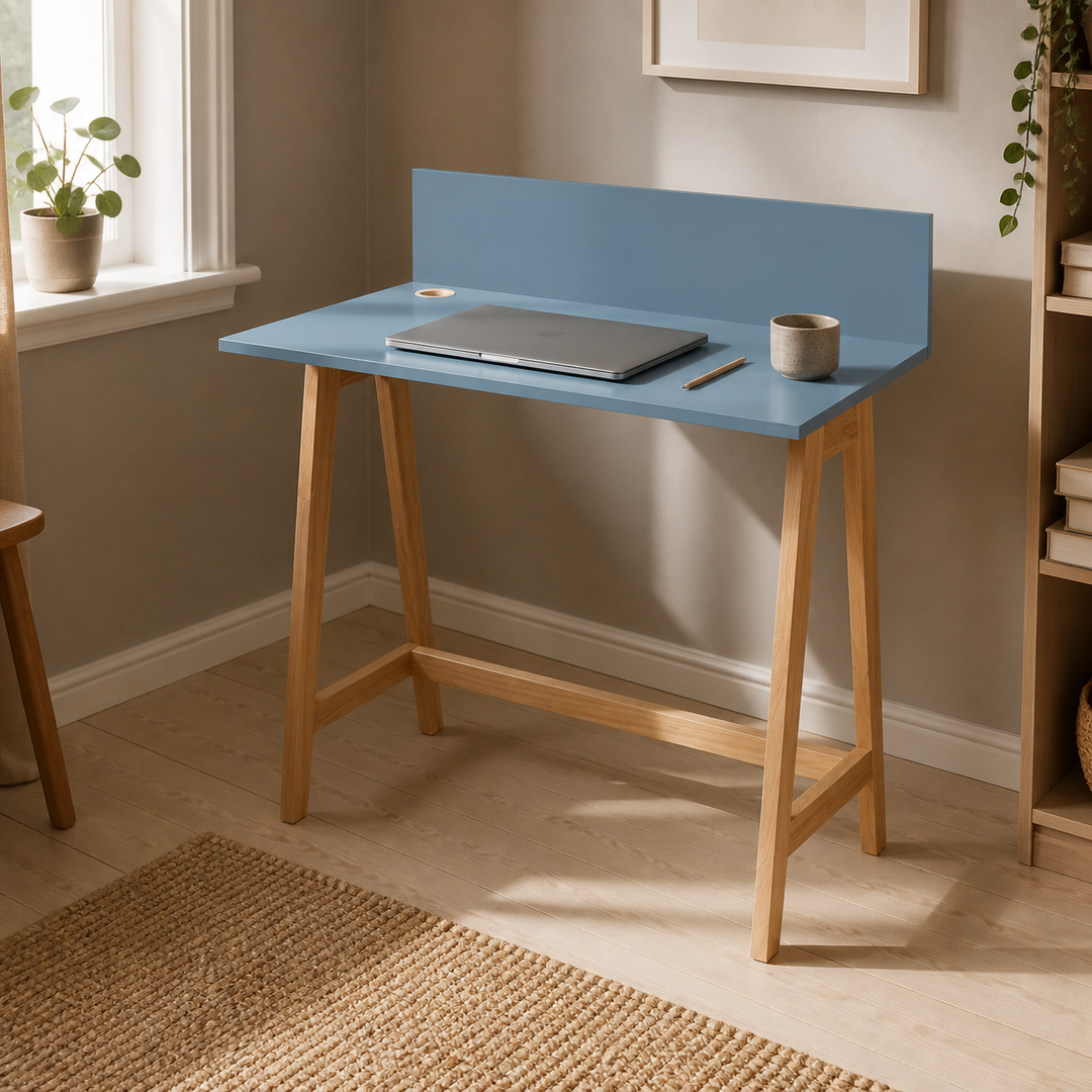 Gentle Blue-blå LUKA-skrivebord i dansk hjemmekontor