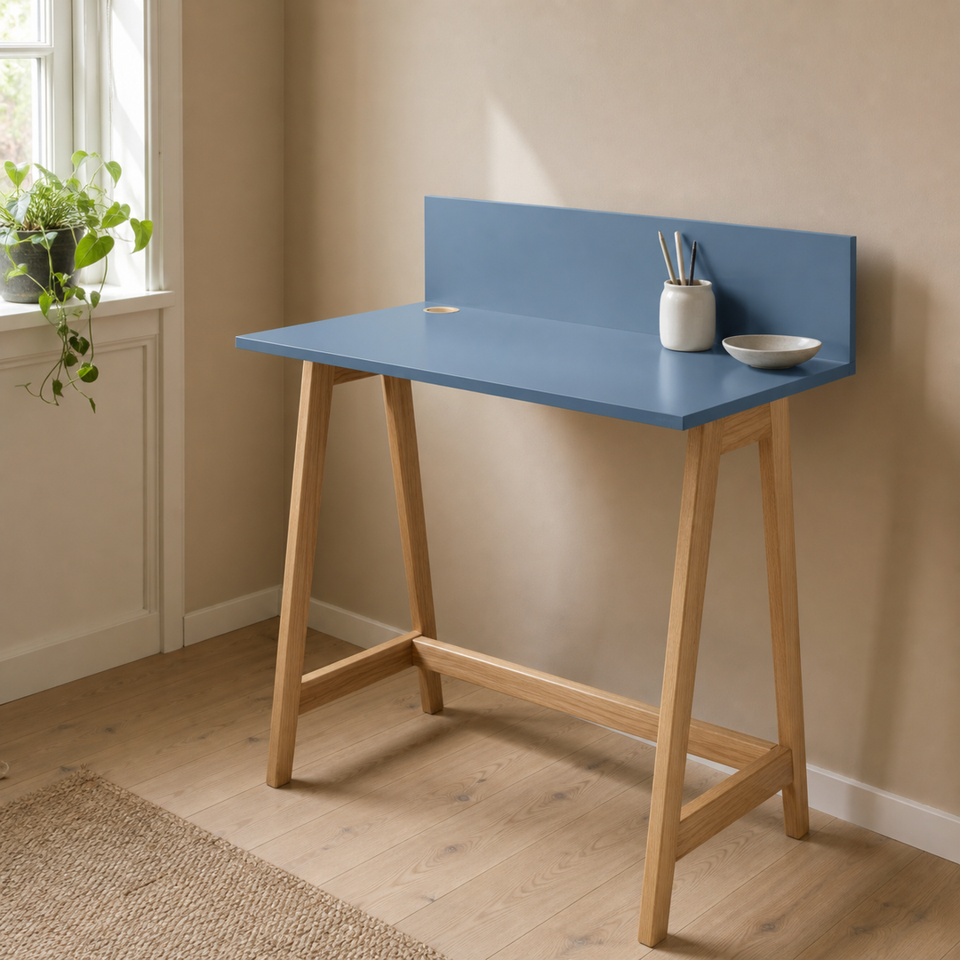 Gentle Blue-blå LUKA-skrivebord i lys boligscene