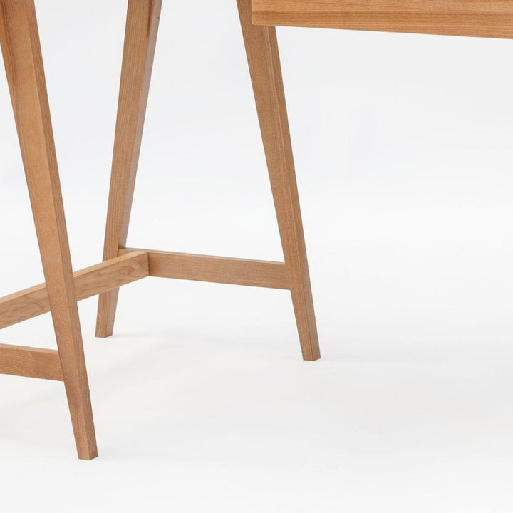 marineblå LUKA-hjørneskrivebord med detalje af MDF og træ