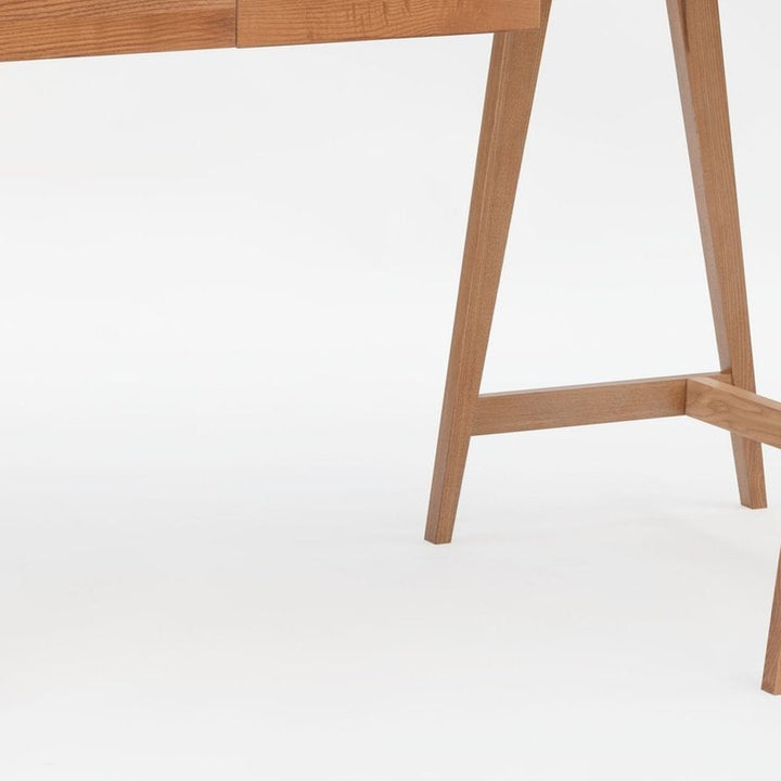 marineblå LUKA-hjørneskrivebord med detalje af MDF og træ