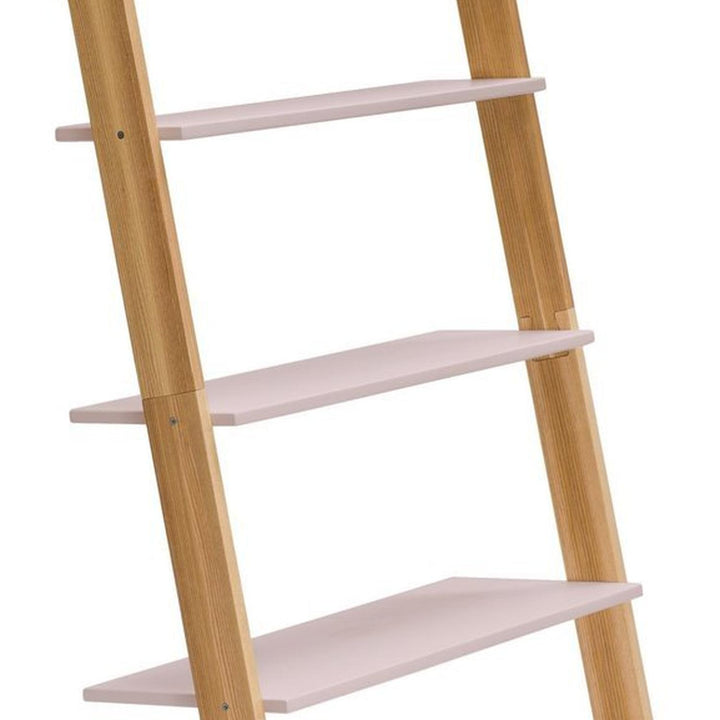 Detalje af støvet pink MDF-hylde og asketræsside