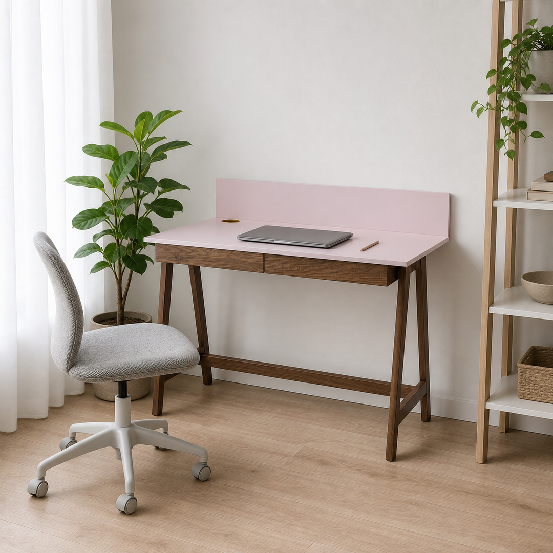 støvet pink LUKA-skrivebord i dansk hjemmekontor