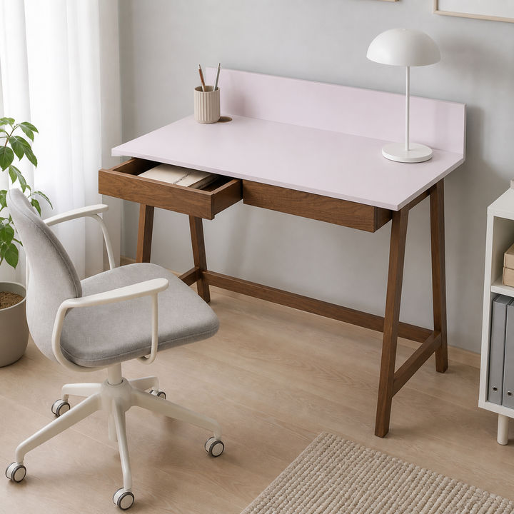 støvet pink LUKA-skrivebord med funktion vist