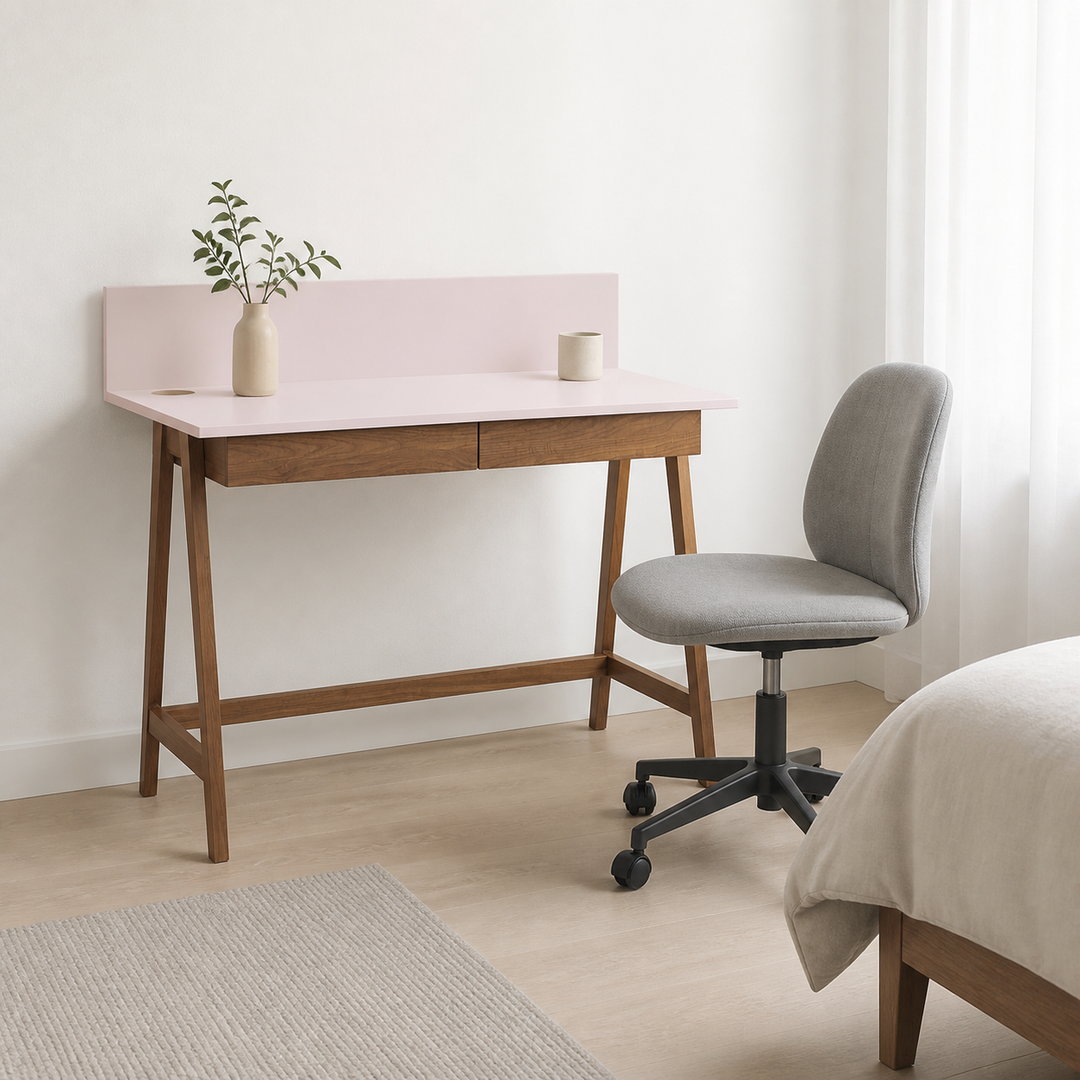 støvet pink LUKA-skrivebord i lys boligscene