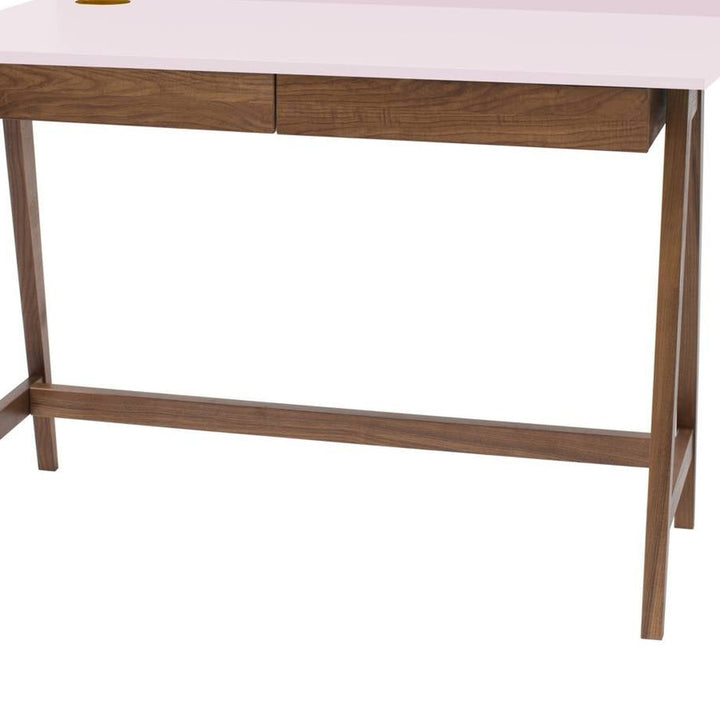 støvet pink LUKA-skrivebord med detalje af MDF og træ