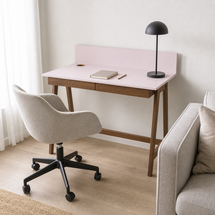 støvet pink LUKA-skrivebord i anden hjemmekontorscene