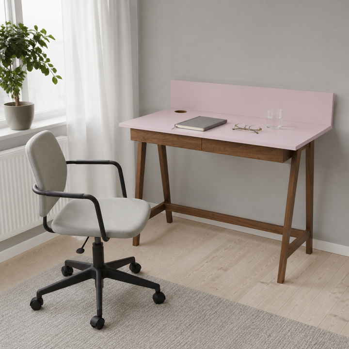 støvet pink LUKA-skrivebord i varmt dagslys
