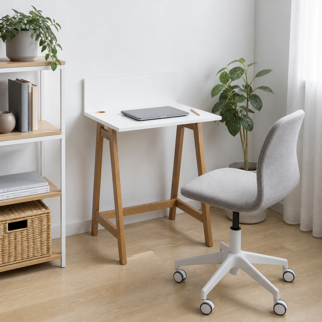 hvid LUKA-skrivebord i dansk hjemmekontor