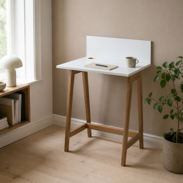 hvid LUKA-skrivebord i lys boligscene