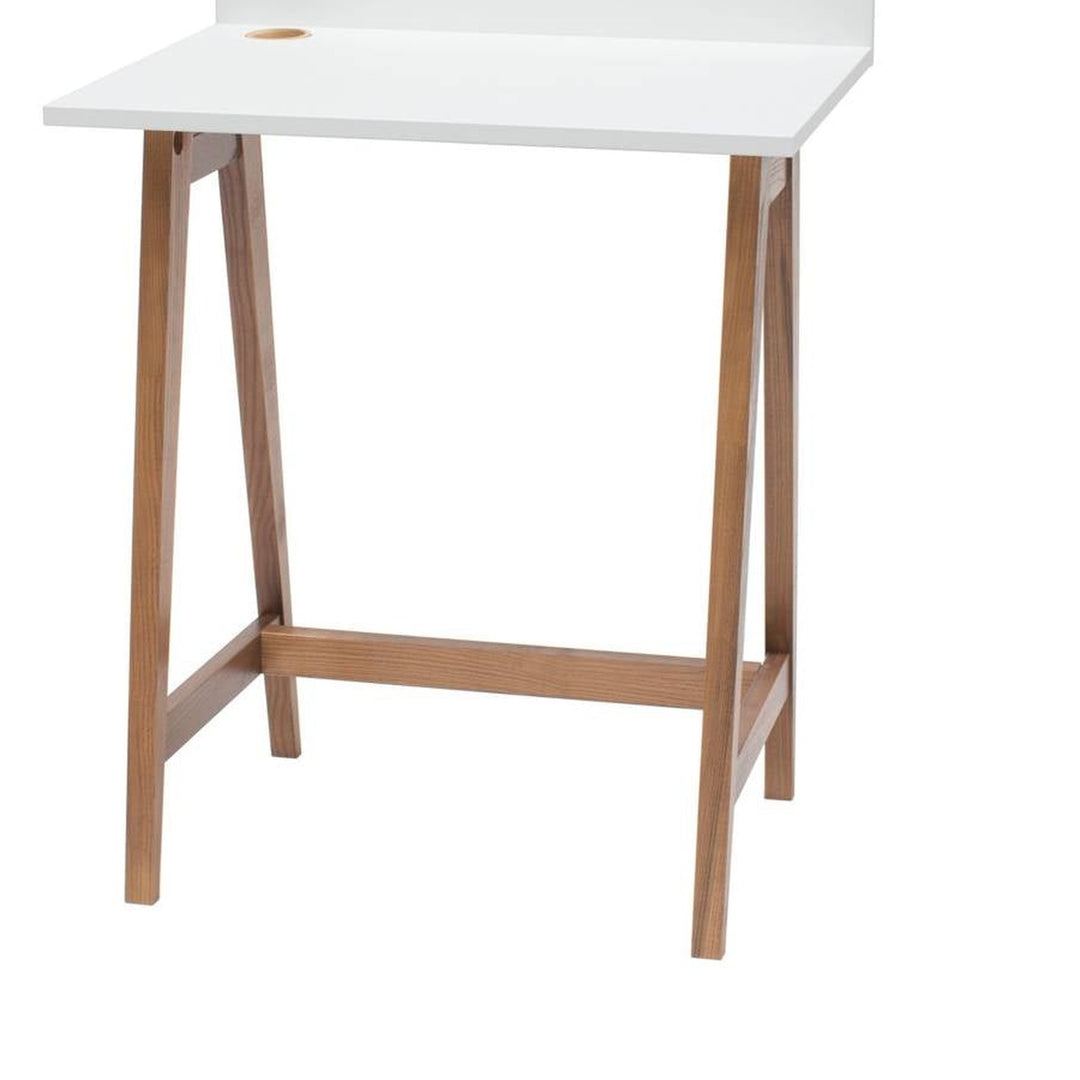 hvid LUKA-skrivebord med detalje af MDF og træ