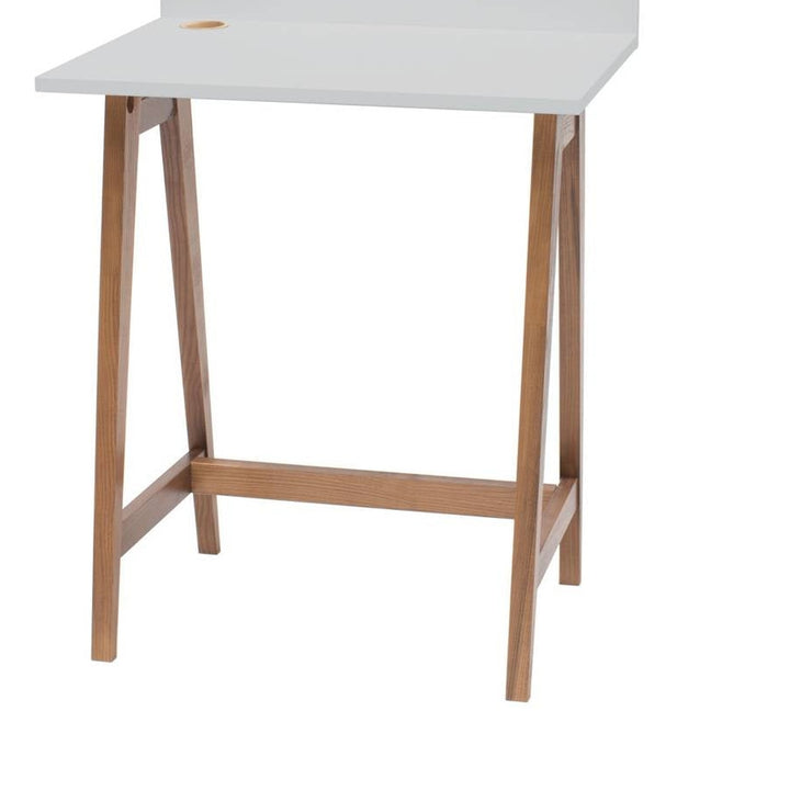 lysegrå LUKA-skrivebord med detalje af MDF og træ
