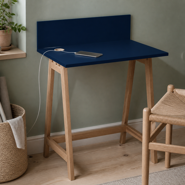 marineblå LUKA-skrivebord med funktion vist