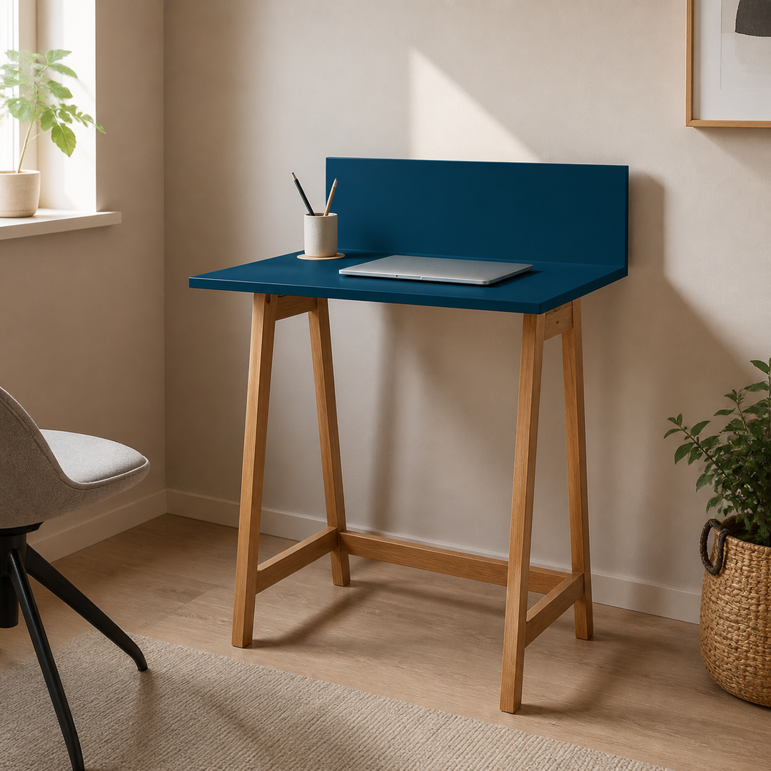 petrolblå LUKA-skrivebord i lys boligscene
