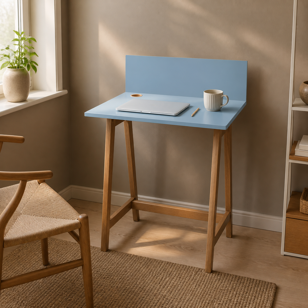 Gentle Blue-blå LUKA-skrivebord i dansk hjemmekontor