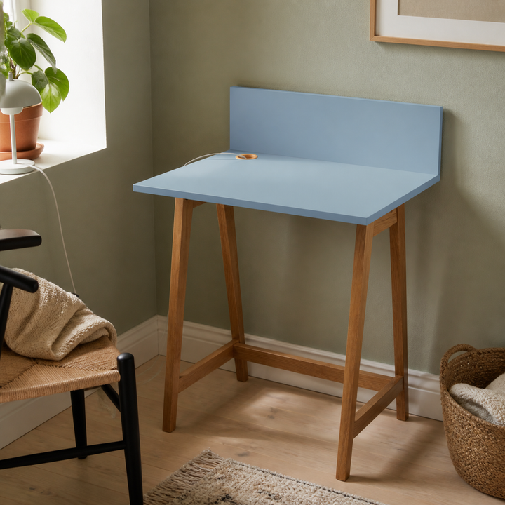 Gentle Blue-blå LUKA-skrivebord med funktion vist