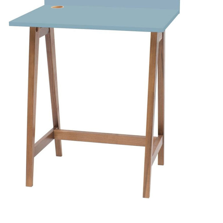 Gentle Blue-blå LUKA-skrivebord med detalje af MDF og træ