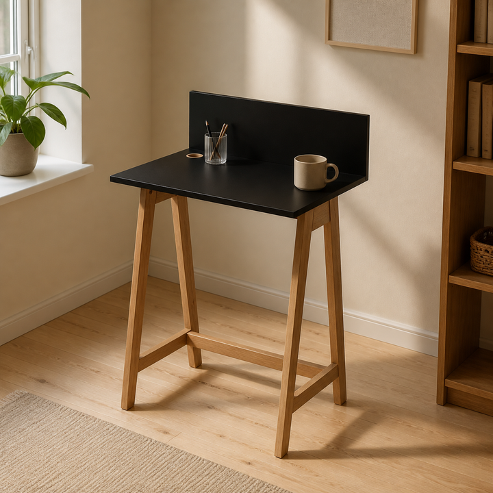 sort LUKA-skrivebord i lys boligscene