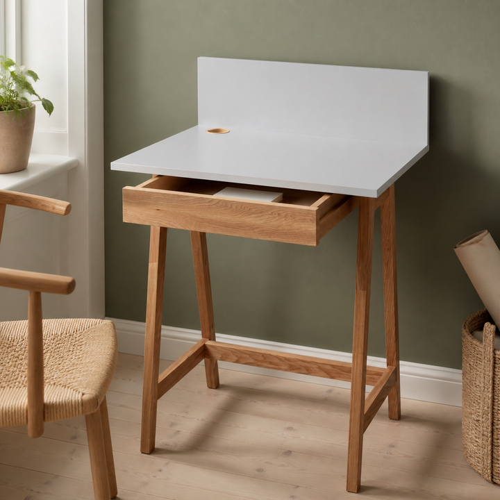 lysegrå LUKA-skrivebord med funktion vist