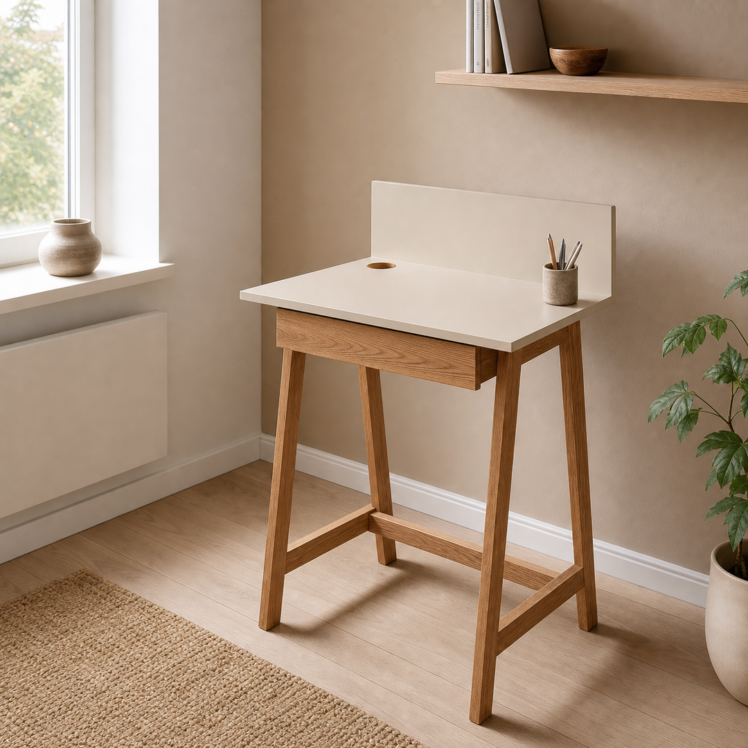 brunbeige LUKA-skrivebord i lys boligscene