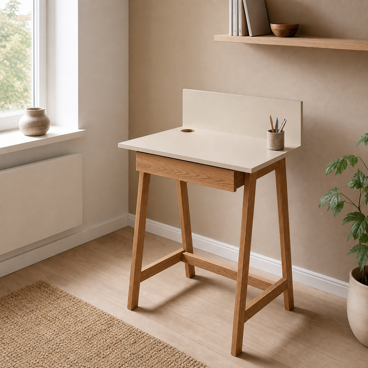 brunbeige LUKA-skrivebord i lys boligscene