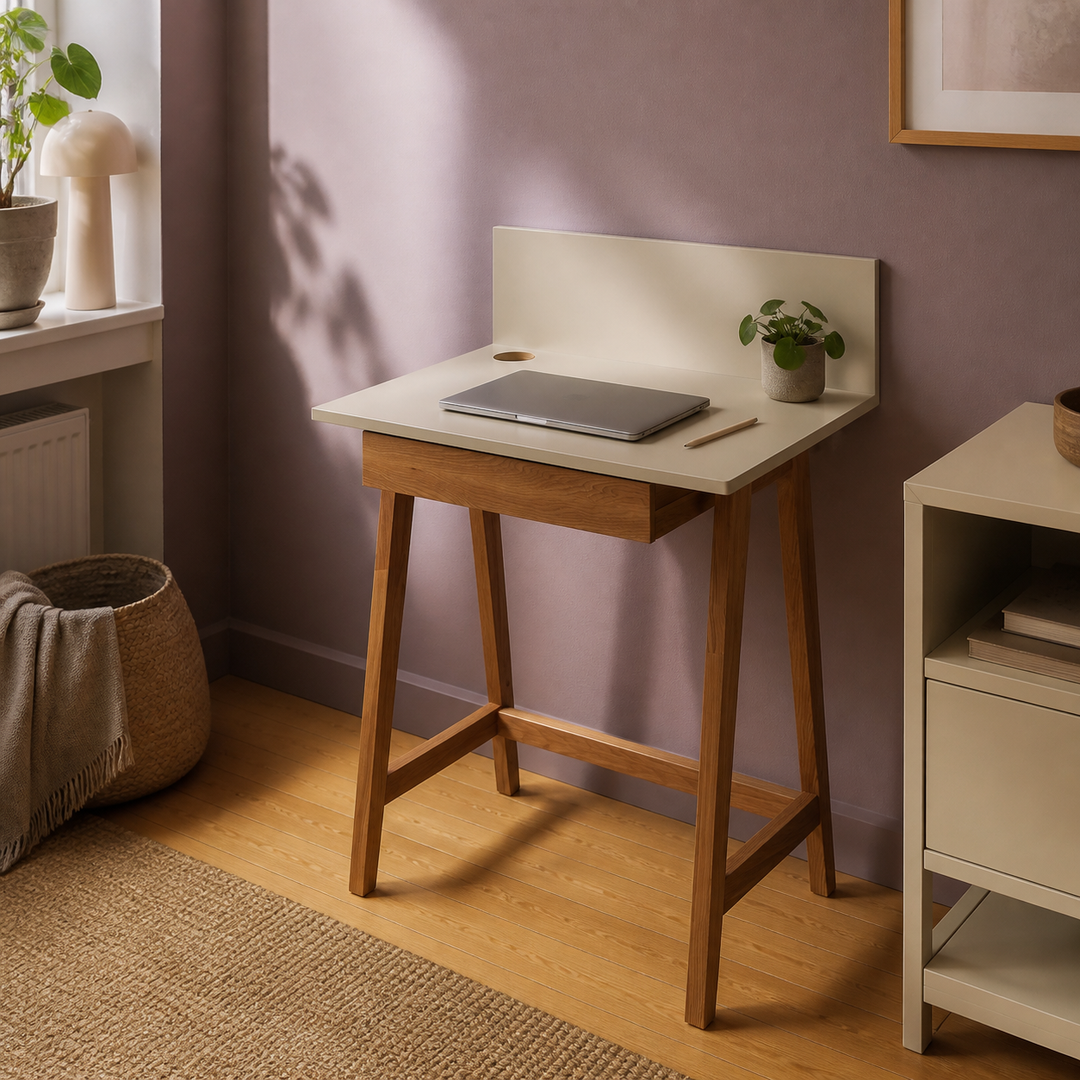 brunbeige LUKA-skrivebord i anden hjemmekontorscene