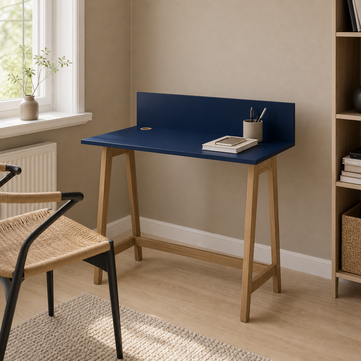 marineblå LUKA-skrivebord i lys boligscene
