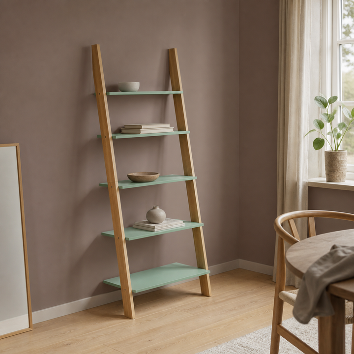 Bred stigehylde med bøger og plante i stuen