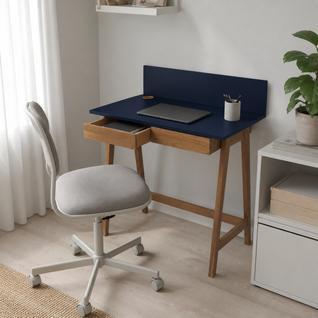 marineblå LUKA-skrivebord med funktion vist