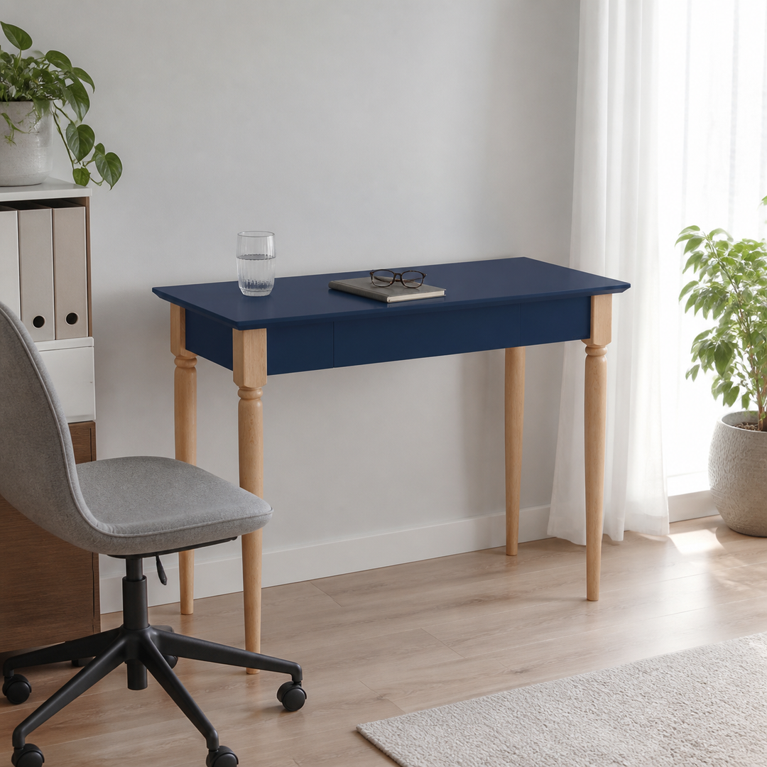 MAMO Skrivebord 105x40cm - Marineblå – varm moody dagslysscene