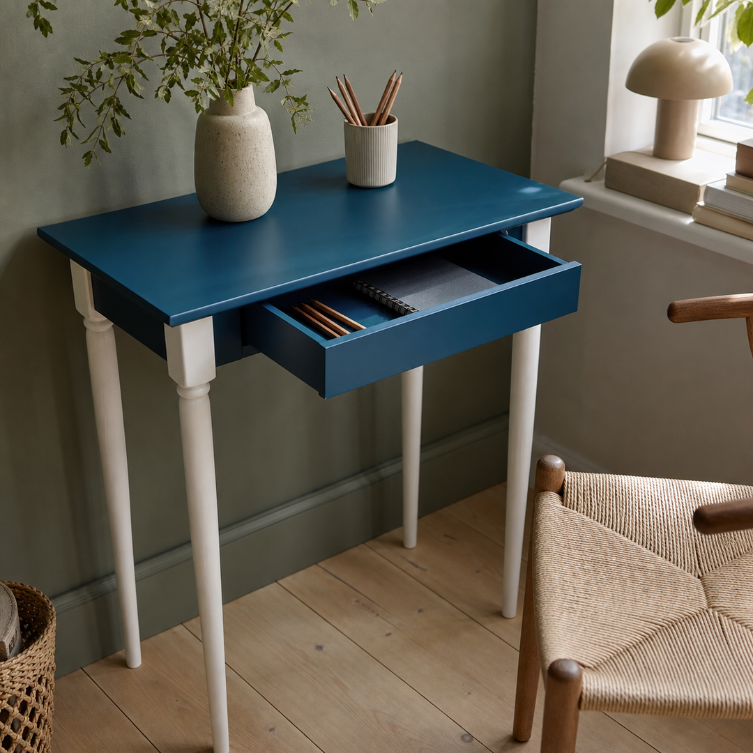 MAMO Skrivebord 65x40 cm Hvide Ben / Petrol Blå – funktion eller vigtig anvendelse