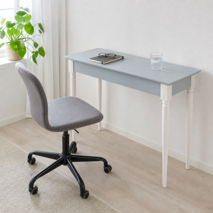 MAMO Skrivebord 85x40 cm - Hvide Ben / Lysegrå – varm moody dagslysscene