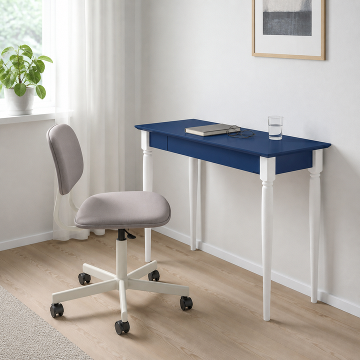 MAMO Skrivebord 85x40 cm Hvide Ben / Marineblå – varm moody dagslysscene