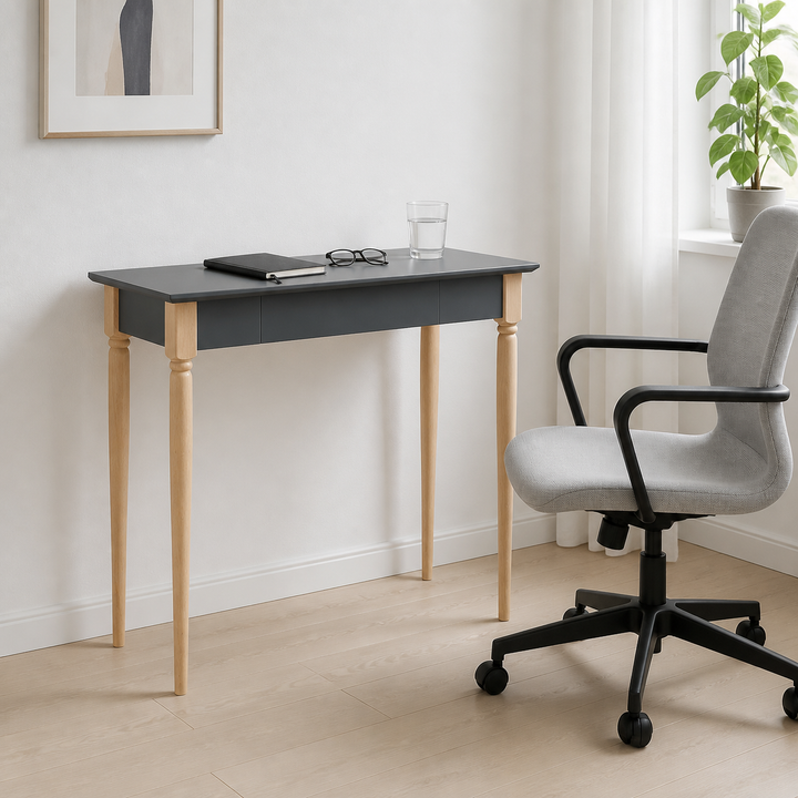 MAMO Skrivebord 85x40cm - Grafit – varm moody dagslysscene