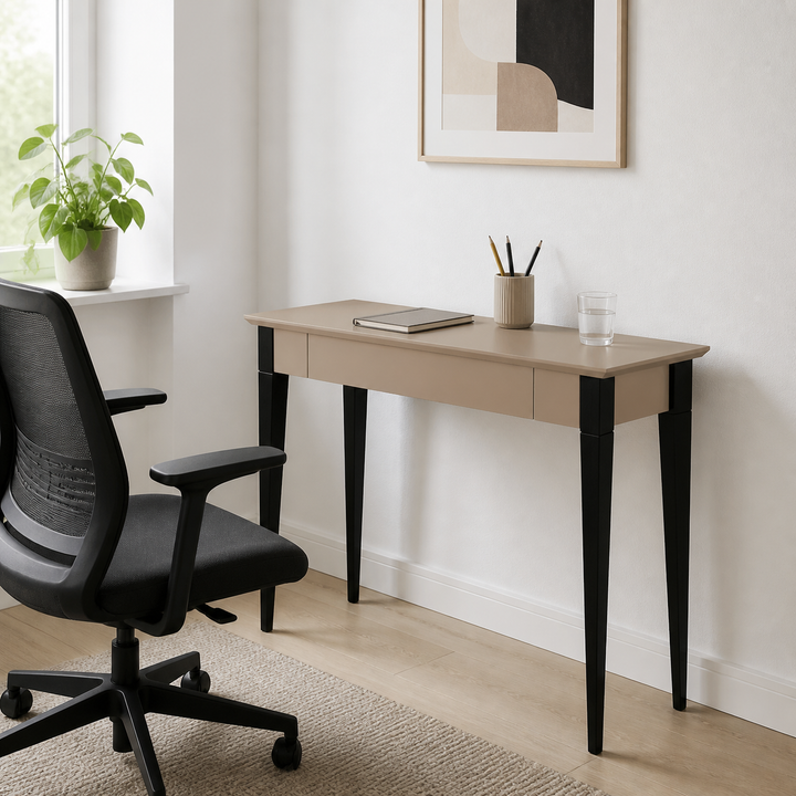 Brunbeige MIMO-skrivebord i lyst dansk hjem